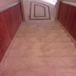 Ruskicai márvány lépcső