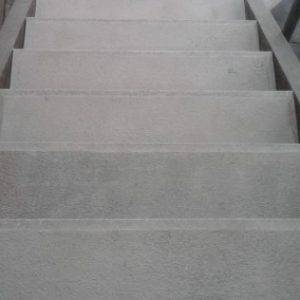 Szürke műkő lépcső