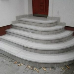 Szürke negyedkörös műkő bejárati lépcső