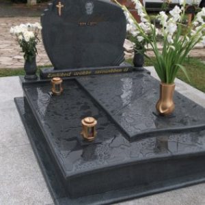 Kobra gránit kripta családi sírbolt